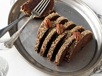 En variant på kladdkaka eller brownie som kan serveras med grädde och bär.