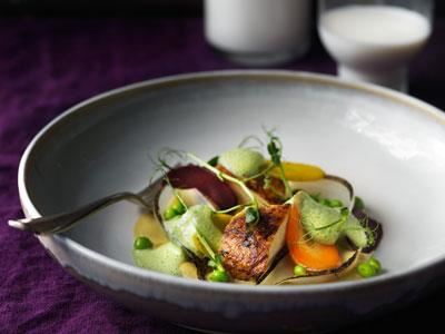 En vacker rätt som passar menyn särskilt bra på våren. Krämig puré på rostad majs, långbakad kyckling och vitvinssås med citrongräs och ärtskottsjuice. Toppa rätten med spritärtor, picklade morötter och lameller av bakad lök.