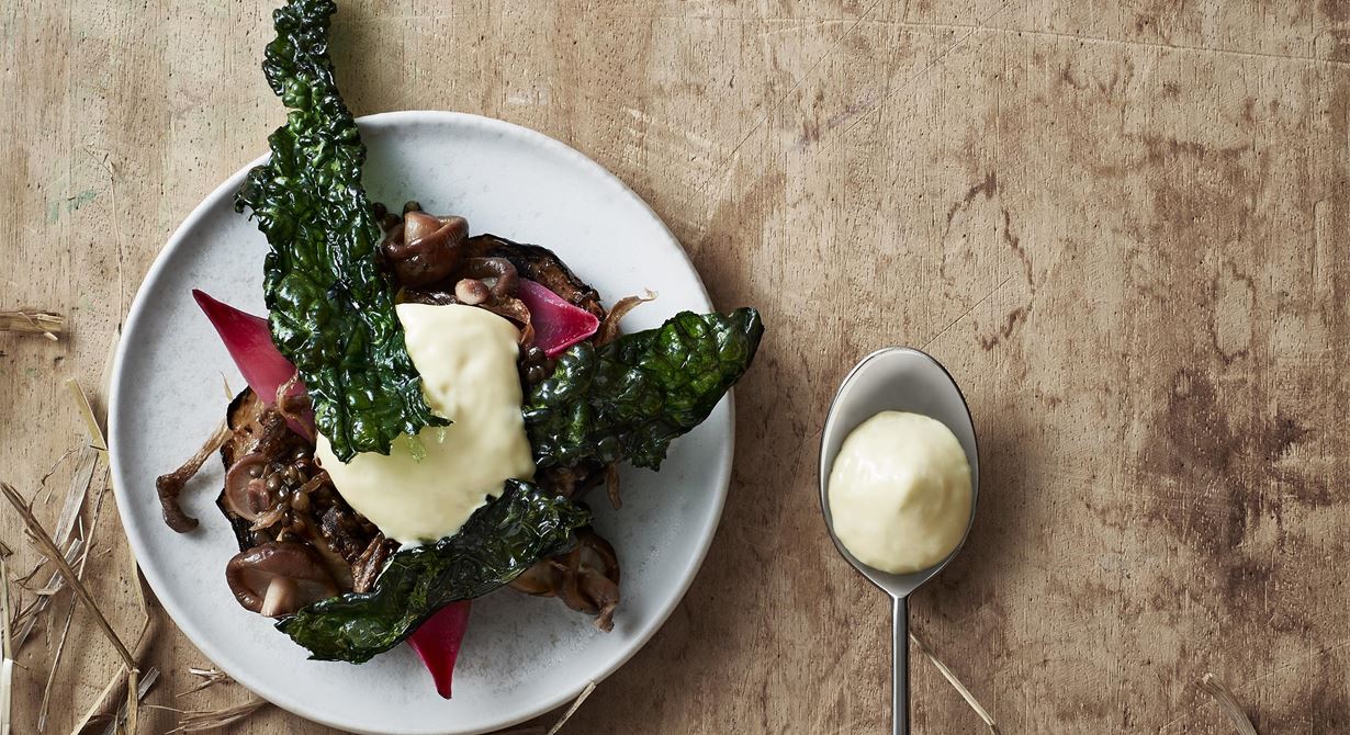En festrätt i vår tids tappning. Helt vegetarisk och med fokus på hållbarhet. Rotsellerin bakas, grillas och serveras med belugalinser, smörstekt king oyster, friterad ostronskivling och picklad shiitake. Till det brynt smörskum och svartkålschips.