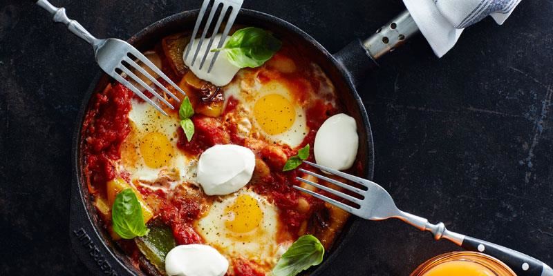 Mustig äggrätt med klassiska brunchingredienser. Gör i portioner eller i en lite större gjutjärnspanna för gästerna att dela på.
