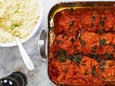 Stora, saftiga frikadeller i fyllig, mustig sås och krämig risoni med smör, smetana och getost. För mig är det goda grejer som förstärker varandra rent smakmässigt.