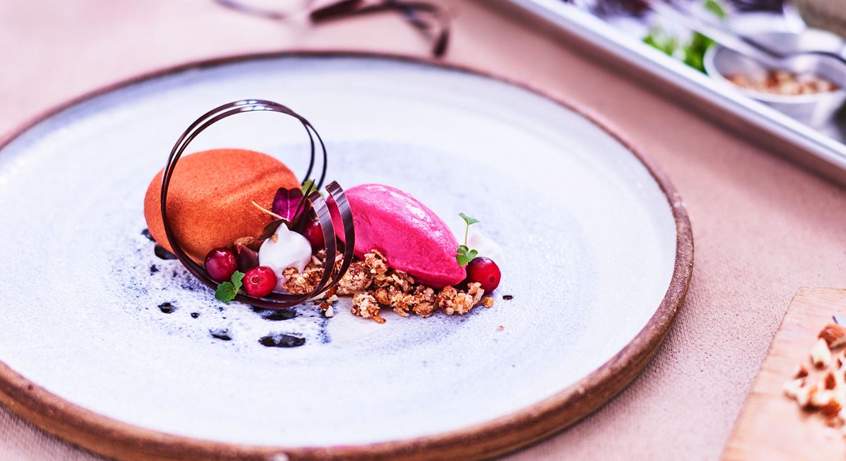 En dessert som snabbt läggs ihop vid servering då alla delar kan förberedas. Den ger ett elegant och stilrent intryck med flera smaker och konsistenser.