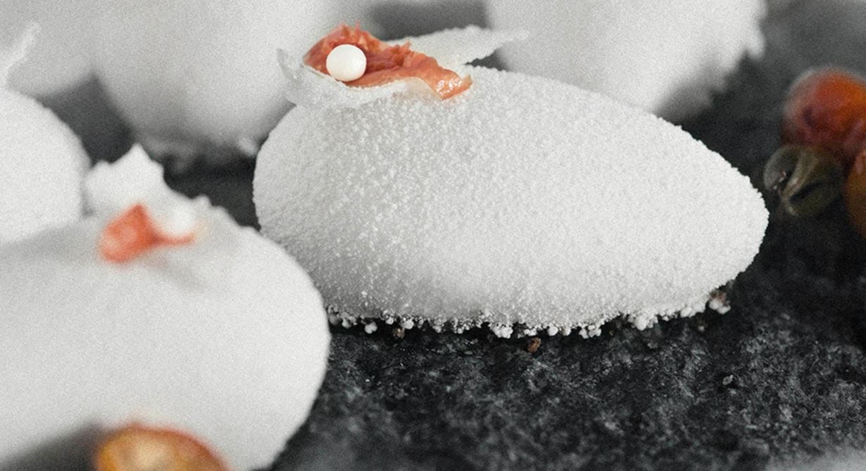 En av barndomens kvardröjande smaker är nyponsoppa med mandelbiskvier och vaniljglass. Här gömmer sig syltade nypon i äggformade snöbollar av gräddmousse på en mandelbotten. Nostalgi har aldrig smakat så bra.