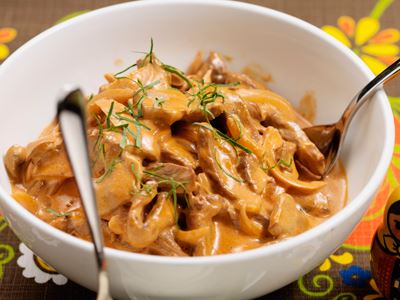 Biff Stroganoff är en klassisk rätt som gärna serveras med saltgurka, ris och en klick smetana.