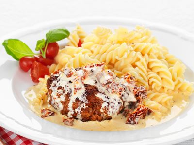 Saftiga köttfärsbiffar tar oss till en liten trattoria i Italien. Citronskal piggar upp köttfärsen, precis som salvian och de soltorkade tomaterna i gräddsåsen.