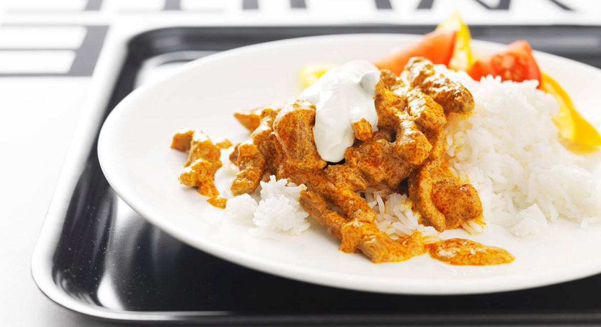 En fullträff som funkar med både kött och kyckling. I Indien betyder curry gryta. Den här curryn är kryddad med garam masala, som betyder het kryddblandning. En klick matyoghurt ger en underbar brytning till den lite heta grytan.