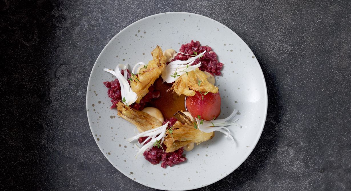 Ett mästerligt samspel. Mjuk tartar, rå, krispig och frasigt tempurafriterad lök ihop med picklade tomater. Inuti döljer sig sotad avokado som ger en grillad smak.