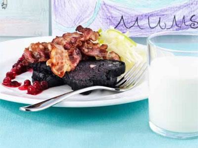 Vår hemlagade blodpudding har bitar av äpple och lite smak av julkryddor. Blodpudding är den enda rätten vi lagar dagen innan för att smakerna ska hinna sätta sig.