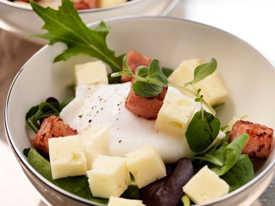 BJud med gästernas smaklökar till Frankrike och servera en rustik, matig bondsallad med härliga smaker. Låt gärna osten stå framme och temperera en stund innan du skär upp den så smakar den mer.