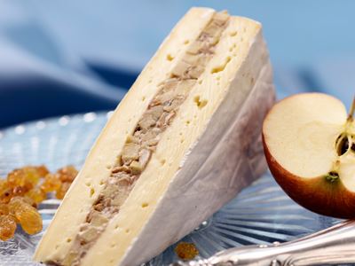 En ljuvliga och lyxig brietårta som blir kronan på en buffé eller kall delikatesstallrik. Karljohansvamp är svårt att ersätta med sin aromatiska, fylliga smak men gula kantareller går också bra om du inte har tillgång till karljohansvamp.