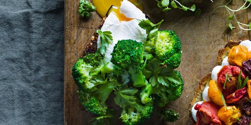 Idag finns många olika sorters broccoli att välja på. Här får broccolin syra av citron och den gröna smaken lyfts ytterligare med aromatiska örter. Enkelt och gott på smörgrillat rågbröd i sällskap med pocherat ägg.