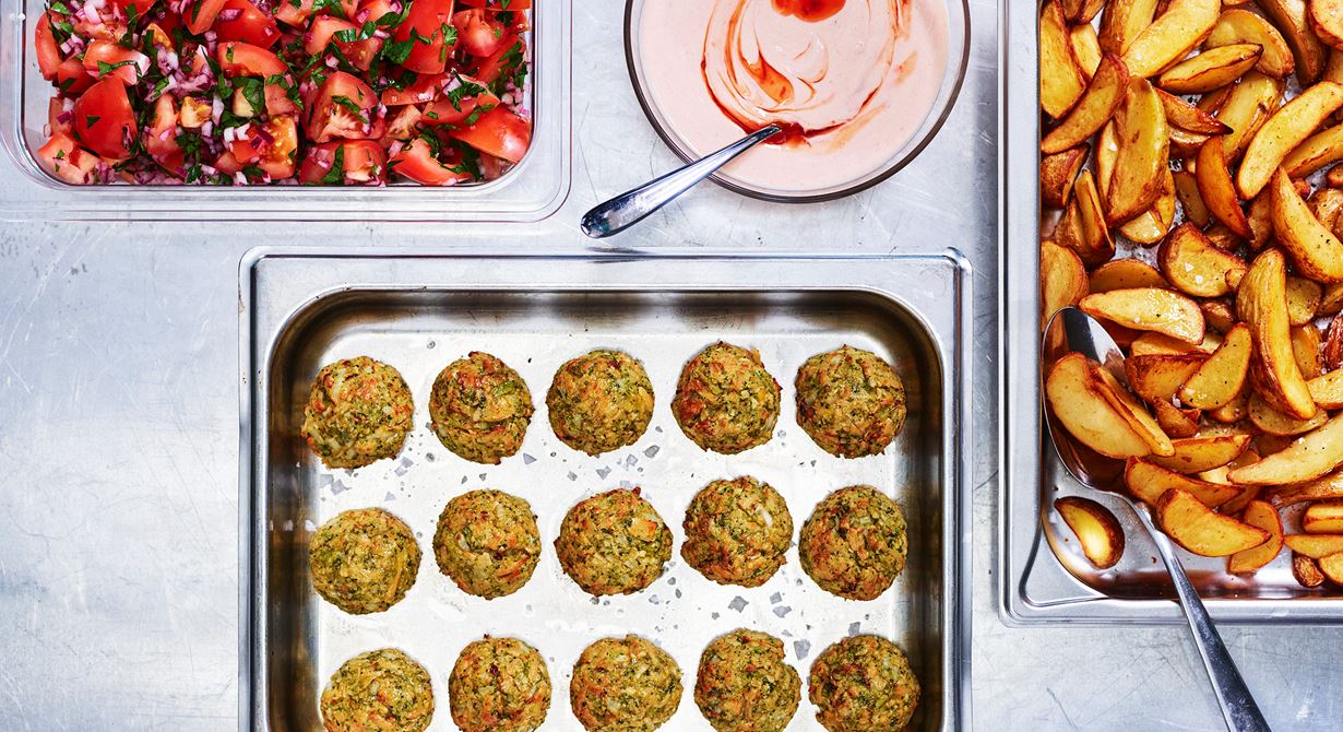 Maria Vakrööm på Hallerna Förskola har skapat dessa broccoli- och kikärtsbollar med riven Grilling Cheese. På förskolan kallar de bollarna ”Mias cheesiga livspuckar”! Bollarna har en känsla av falafel med sin krispiga yta och smak av kikärtor.