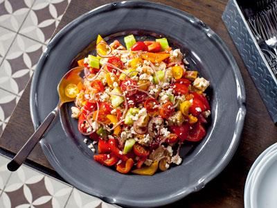 En perfekt sallad på buffén när du har överblivet surdegsbröd. Läskande och mycket aromatisk, där smaken från de saftiga grönsakerna och dressingen tränger in i brödtärningarna.