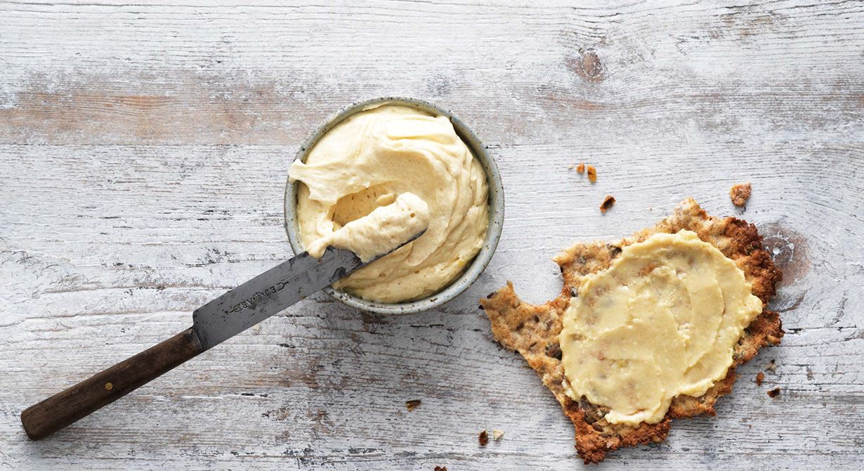 Det brynta, nötiga smöret får en fin syra av crème fraiche. Spritsa ut som en grund, topping eller klick.