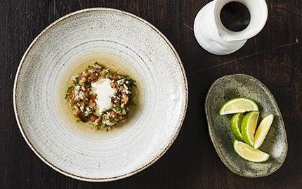 Ett perfekt sätt att ta hand om lammets alla delar är att grilla och långkoka köttbenen i ugn. Ta till vara på den ljusa buljongen och låt den bli en förrätt ihop med Mexikos nationalsalsa pico de gallo och crème fraiche.