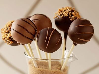 En blandad stil mellan kaka och chokladdoppad bit på pinne.