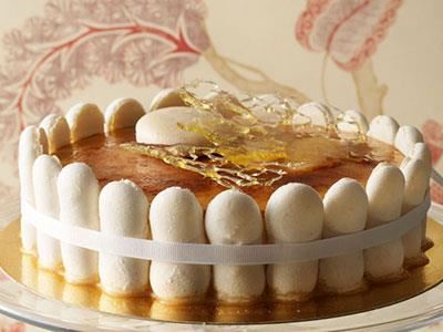 Macarons istället för fingerkex, en klassisk bavaroise i mitten och på toppen en crème brûlée.