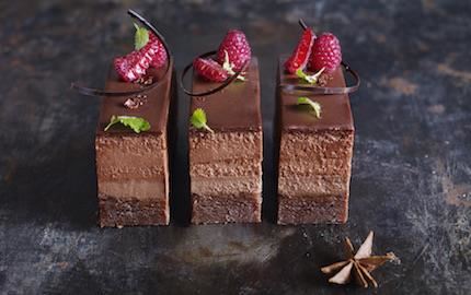 Fyra olika texturer av choklad bildar ett vackert, smakrikt mönster i den här underbara desserten. Stjärnanis och lönnsirap ger chokladen en spännande smakbrytning.