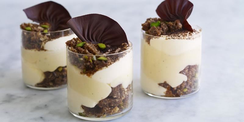 Vit chokladkräm med ton av espresso, krispig nötkross och smetana smaksatt med amaretto. En version av tiramisu som är perfekt att sälja i portionsglas.