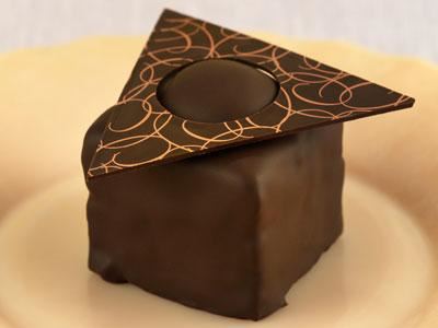 Påminner om en fragilité, men här på chokladbotten istället för mandelbotten och med en smörkräm som har fått smak av lakrits.