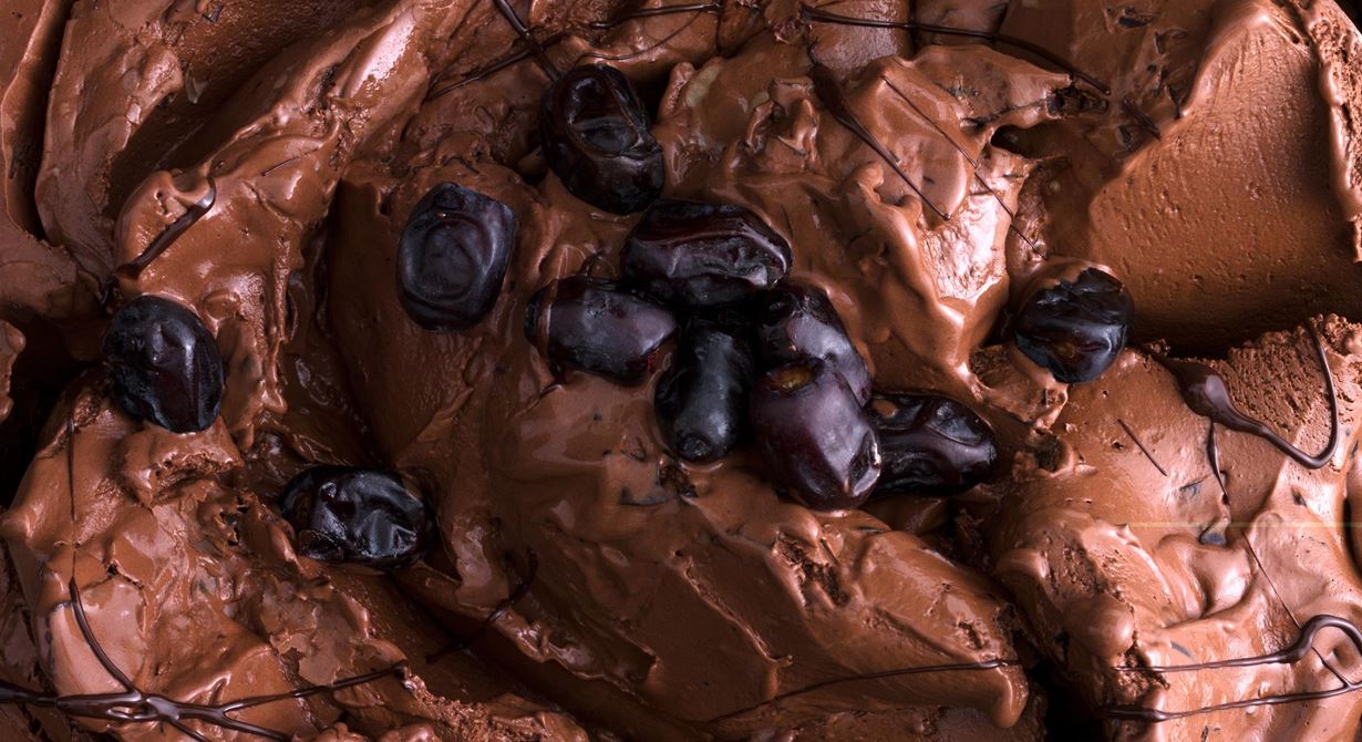 Chokladsmaken blir extra fyllig och får naturlig sötma av färska dadlar. De innehåller mycket socker och glassen behöver därför kompenseras med mjölk.