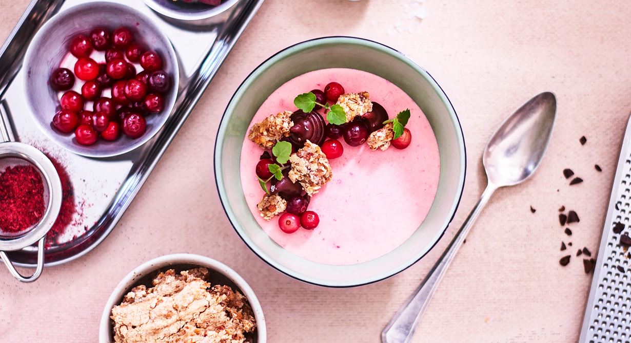 Det här är en enkelt presenterad dessert som passar perfekt till lunchserveringen då den är lätt att ha förberedd i frysen. Flera smaker samsas i olika lager i portionsskålar.