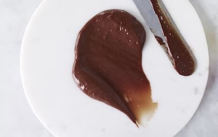 Chokladmoussen är en bra bas som även passar i frusna desseret. Se till att
skapa några krämer och mousser som du kan utgå ifrån när du
väljer smakbaser till tårtor, bakelser och desserter.
