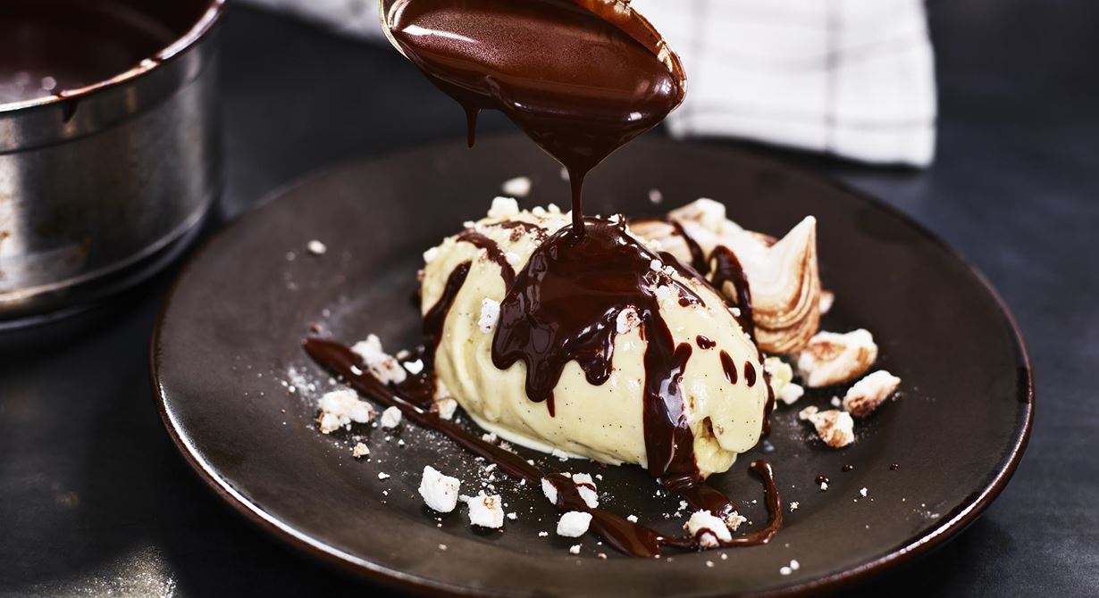 Att tillföra lite crème fraiche i den klassiska chokladsåsen ger en ny uppfriskande smak.