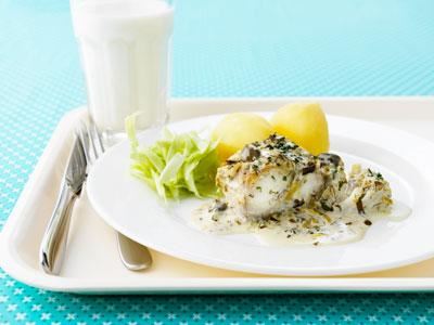 Vi har elever från många olika kulturer. De gillar fisk men vill ha enkla, tydliga smaker. Vi bor i ett kustområde och köper alltid färsk fisk till bra pris. Färsk fisk är lättare att hantera.