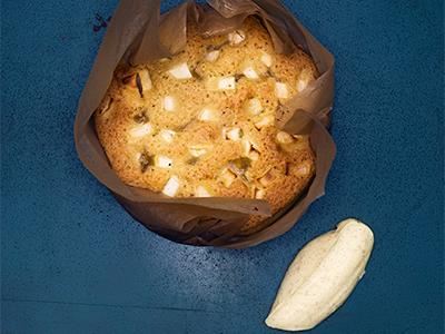 Den franska desserten clafoutis görs med körsbär, men äpplen går lika bra. Kardemumma och brynt smör ger äppelkakan en kryddig, nötig ton. Vaniljcrèmen får en smak av solvarmt hö.