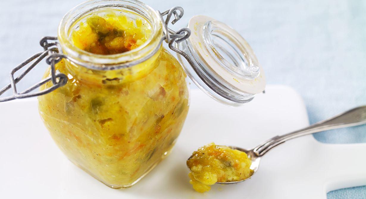 Spännande marmelad med rostade, knapriga nötter som blir ett uppskattat tillbehör till osten på julbordet. Servera gärna till de klassiska julostarna från Kvibille®.