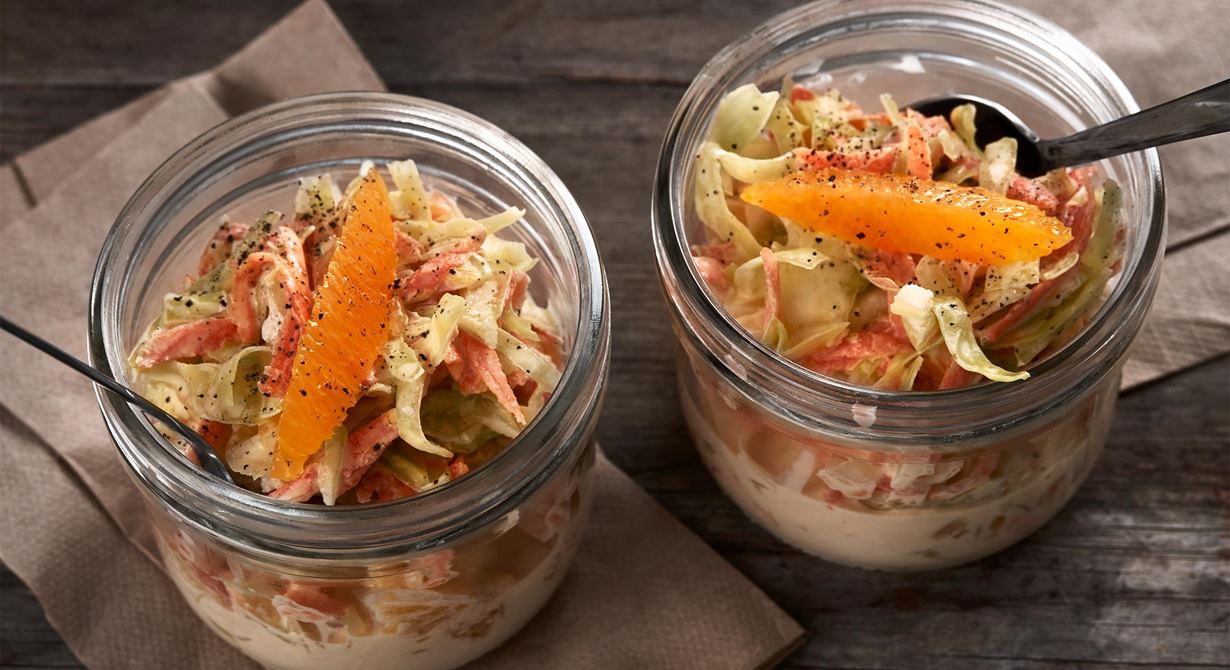En härlig coleslaw är ett måste till hamburgare och barbecue. Jimmi gör sin med spetskål, apelsin, syrligt äpple och crème fraiche istället för majonnäs. Fräscht och gott.