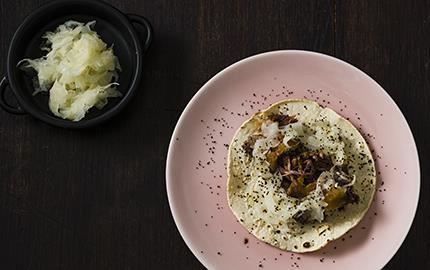 Mört, trådigt lammkött ihop med picklad fänkål och lakrits ger en modern mexikansk tacoupplevelse. Fänkålen förstärker lakritssmaken.