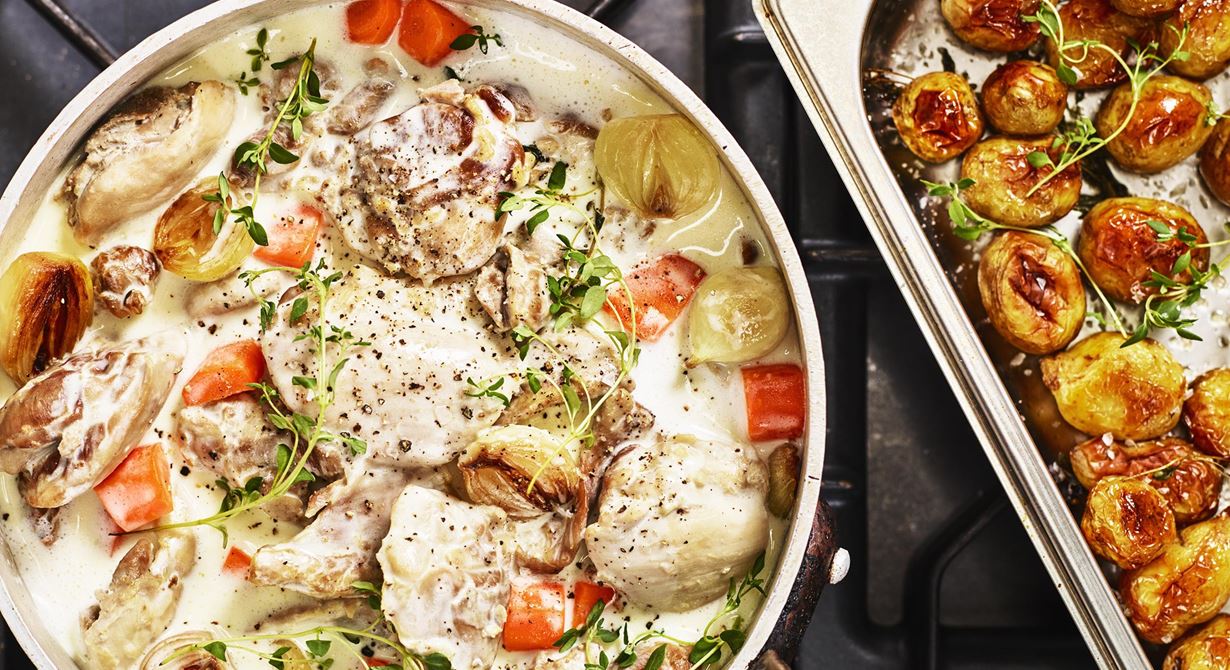 Den ljusa färgen och den mjälla kycklingen kombinerat med friskt vitt vin och gräddig sås med hög syra. Det händer något med denna klassiker till gryta när man byter ut det röda vinet mot vitt. Det känns lättare och piggare.