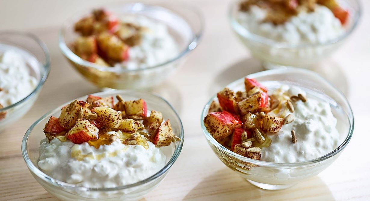 Ett enkelt, mättande mellanmål som blir färdigt på nolltid. Riset i maltan byts ut mot cottage cheese och toppas med äpple, rostade solroskärnor och kanel. Allt du behöver göra är att vispa grädde, tärna äpple och riva citronskal. Och ringla på lite god honung.