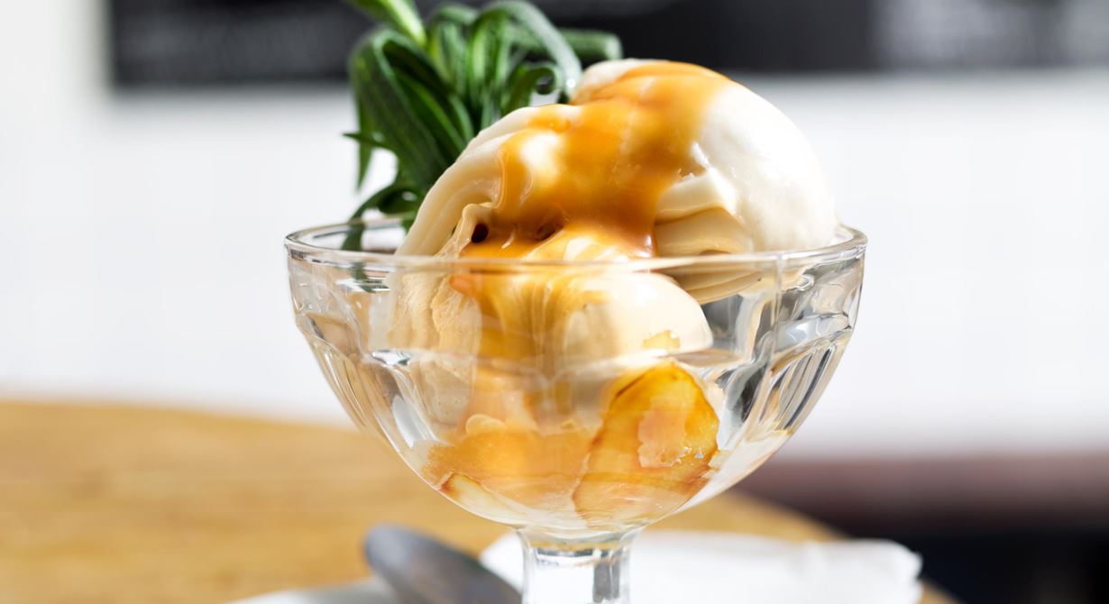 Sorbeten på flamberat päron är makalöst god. Sötman balanseras upp av päronbrännvinet och matchar kolatonerna som får skärpa av rosmarin. En glassdessert utöver det vanliga.