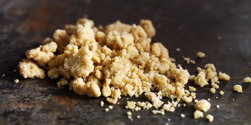 Jobba brett med olika bottnar och anpassa dem efter storleken på dina desseret och bakverk. De kan lätt omvandlas till smulor som passar både som grund och till topping. Receptet på crumble kan också stansas ut i ring och form till botten.