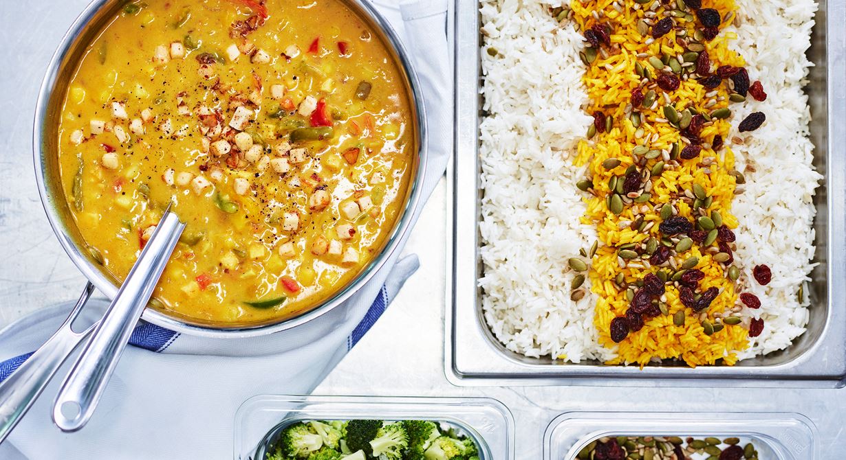 Curry och mango ger smak till den här vegetariska grytan med Grilling Cheese. Receptet är skapat av Maria Halths på Förskolan Skogsgläntan. Både vitt och gult ris toppat med rostade frön och russin serveras till.