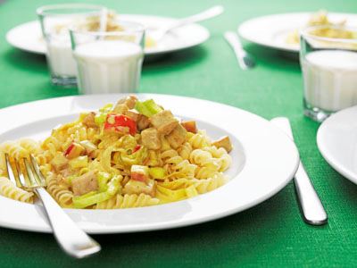 En av elevernas favoriträtter är korvstroganoff. Men vi har lagt till curry och äpple i grytan och serverar med pasta istället för ris.