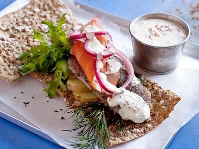 Ett tunt , handkavlat knäckebröd smaksatt med dill i gott sällskap. Oemotståndligt till klassiska svensk sill-, strömmings och skaldjursrätter. Men istället för att servera brödet bredvid - lägg maten på mackan!