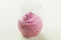 En god glass hör till livets glädjeämnen. Den här gör du snabbt med proteinrik kvarg som bas och frysta bär. Den ska alltså inte frysas, utan serveras direkt som den är.