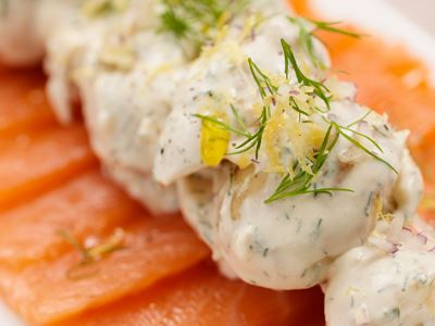 Salladen serveras gärna ljummen, med t ex kallrökt lax.