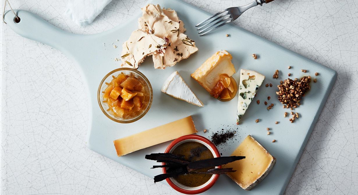 Övriga kvittenmaränger och puffat bovete med koriander är smakrika tillbehör till karftfulla ostar som kräver mer instensiva smaker. Purjolökscréme med lätt rökt smak gifter sig fint till mildare ostar.