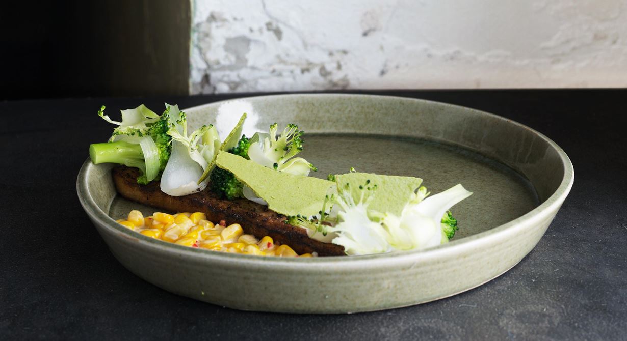 God broccoli med tuggmotståndet kvar. Perfekt ihop med söt majs och het chili som får fin krämighet av syrad grädde. Fläsksidan kan bakas över natten. Toppa härligheten med bitar av grönt chilismör.