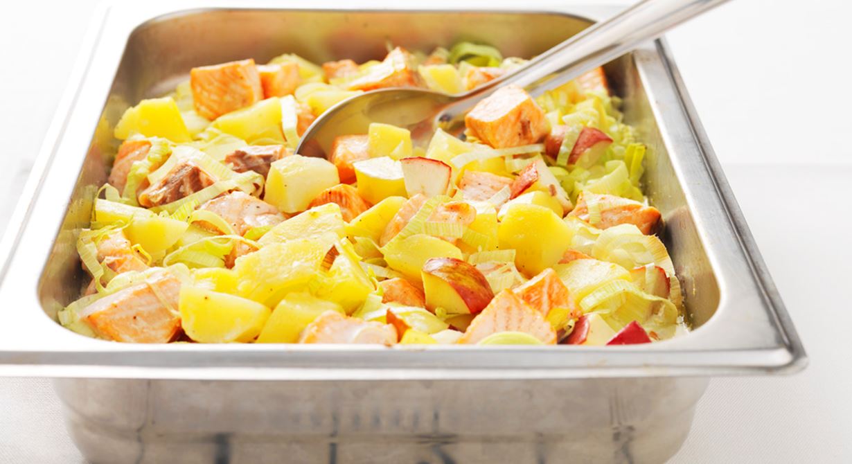 En enkel och god fiskrätt med få moment. En perfekt allt-i-ett-rätt när du fått potatis över. Men det går lika bra med färdigtärnad potatis direkt från frysen. Den söta smaken av äpple i kombination med den franska senapen passar perfekt till laxen.