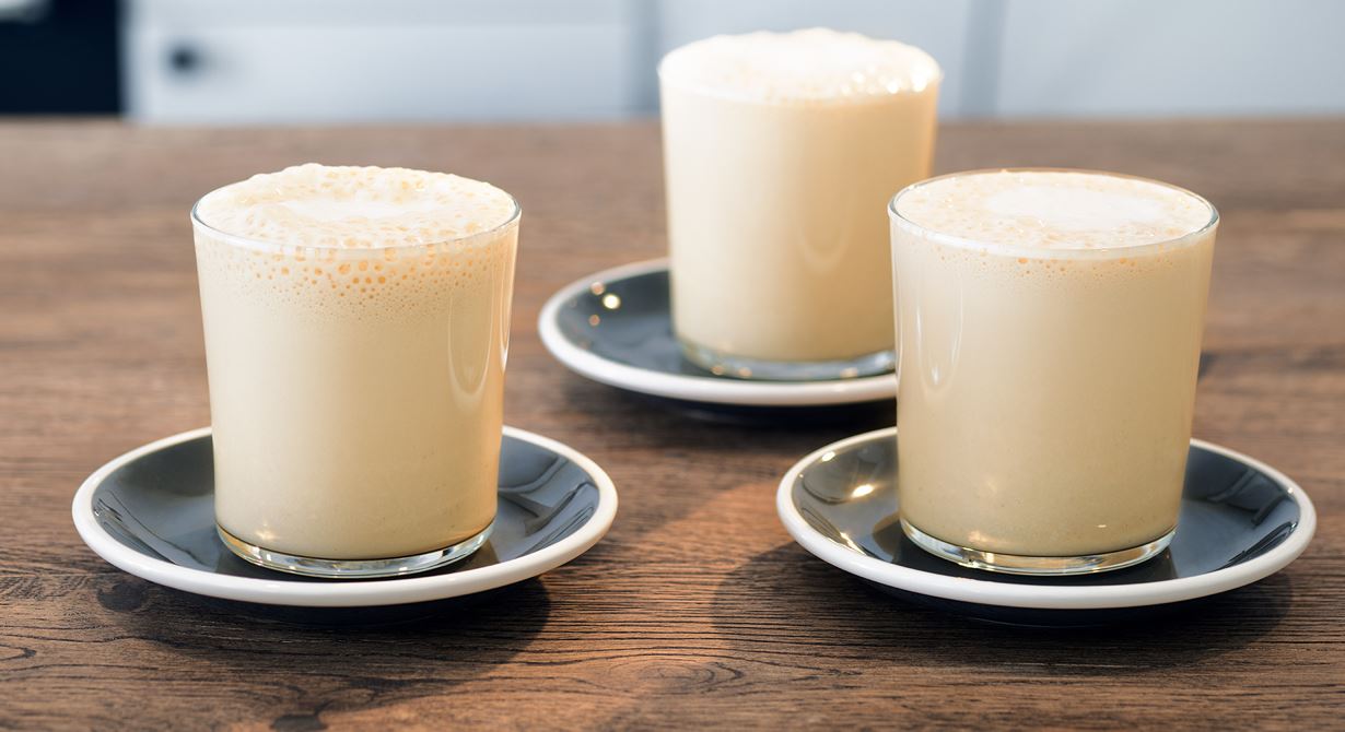 En svalkande frappe med krämig karaktär av skummad mjölk och vispgrädde. Smaken av päron och somrig fläderblomssaft ger en uppiggande smakbrytning till kaffet. Använd gärna ekologiska produkter till frappen då Latte Art är eko.