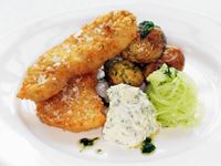 Fish and chips à la Trägårdh. Sej har fått ett oförtjänt dåligt rykte på grund av den grå färgen. Men det är en otroligt god fisk som inte blivit utfiskad. Alla gillar den nyfriterad.