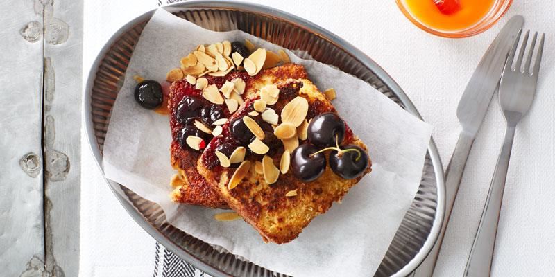 Fattiga riddare kallas för french toast i USA. En älskad klassiker med smak av kardemumma istället för kanel. Dagsgammalt briochebröd suger åt sig äggsmeten bättre. Smörstek frasiga och servera direkt.