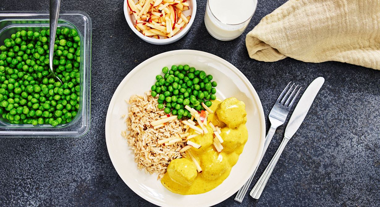 Curryrätter med ris är en favorit bland skoleleverna. Dessa hönsfärsfirkadeller  serveras i en sås med tydlig smak av gul curry. Servera med råris, gröna ärter och gärna strimlat äpple.