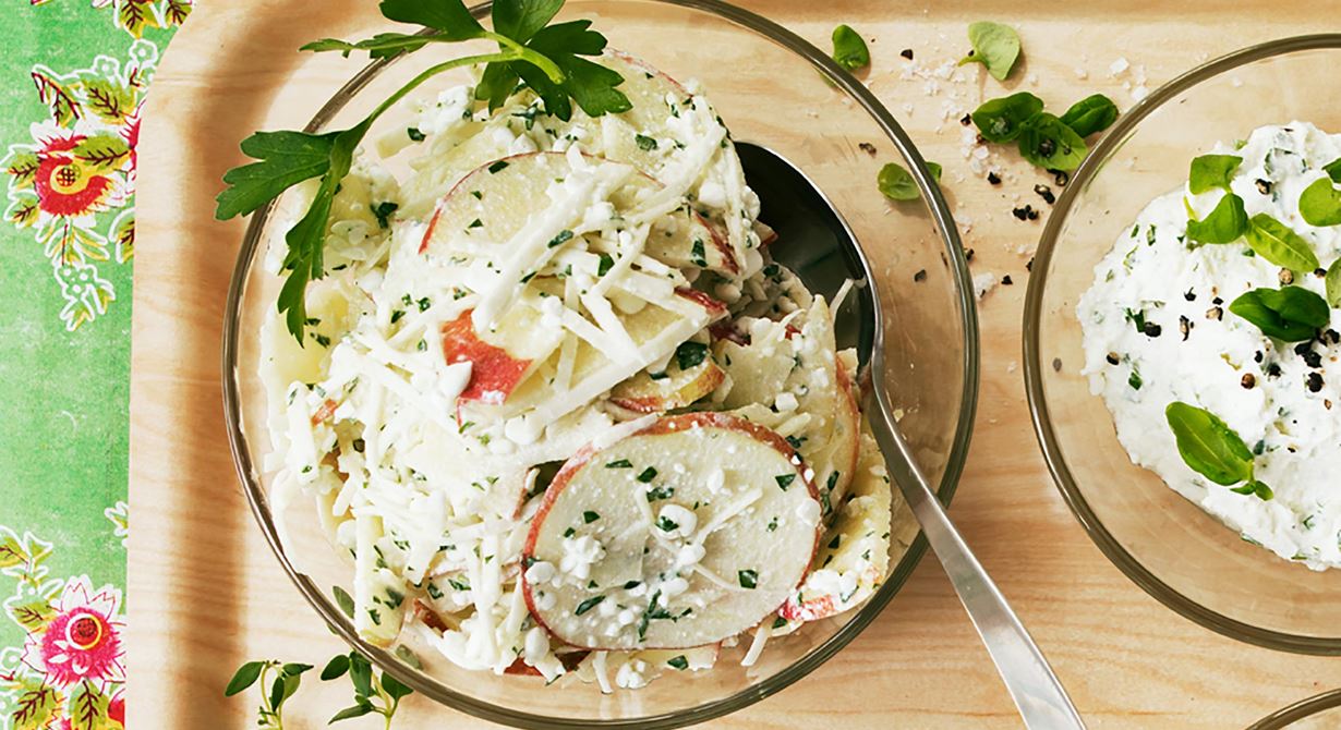 En riktig klassiker på vårt salladsbord. Vi använder röda äpplen flitigt tillsammans med grönsaker, bönor och i sallader. Det är friskt och fräscht. Nyttig cottage cheese ger bra protein.